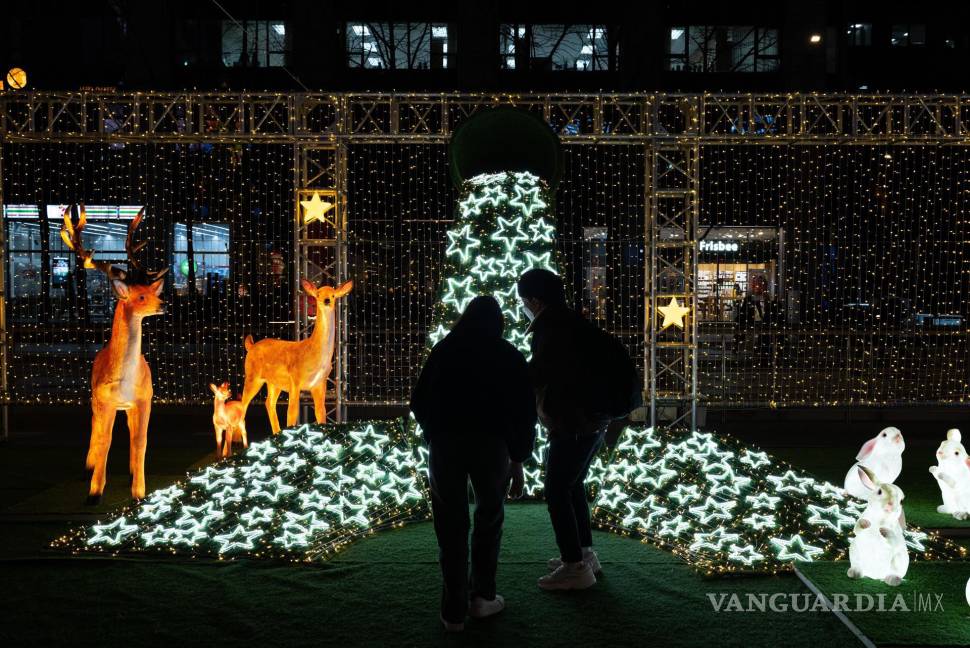 $!Dos personas miran las decoraciones navideñas iluminadas en Seúl, Corea del Sur. EFE/EPA/Jeon Heon-Kyun