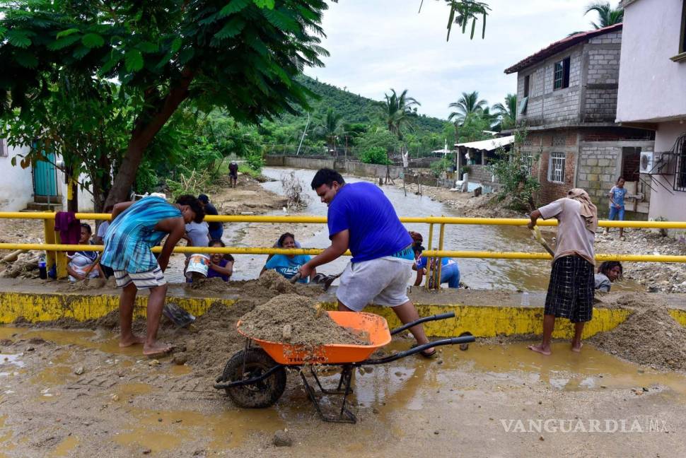 $!La comunidad de Coyuca de Benítez, conformada por 1, 800 habitantes pidió a las autoridades ayuda para desazolvar las casas y calles de la comunidad que quedaron enterradas por el lodo, así como comida y agua potable.