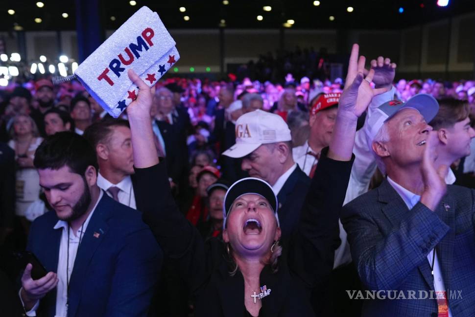 $!Simpatizantes observan los resultados de las elecciones durante una fiesta para el candidato republicano a la presidencia, Donald Trump en West Palm Beach.