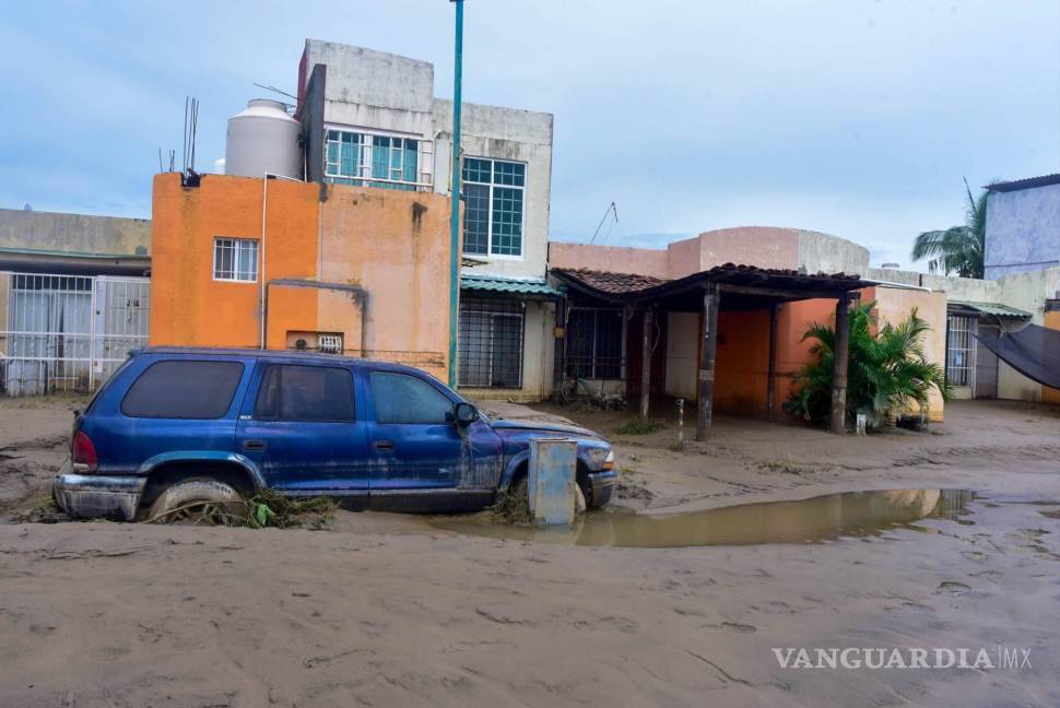 $!Elementos de la Marina se han sumado en los trabajos de ayuda y rescate de los damnificados por las Intensas lluvias provocadas por el huracán John, en Acapulco.