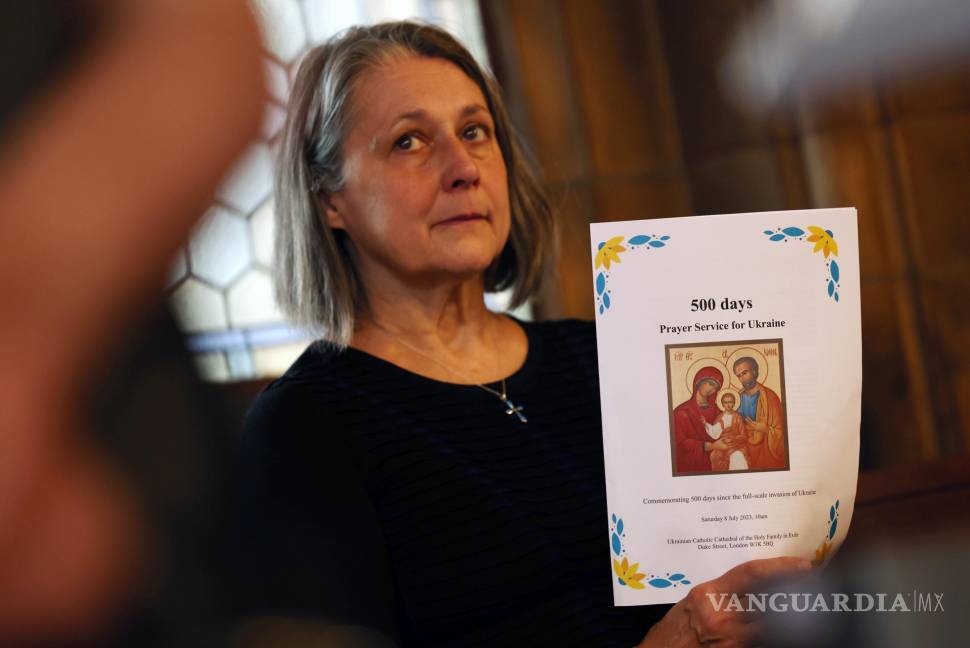 $!Una mujer ucraniana asiste a un servicio religioso para conmemorar los quinientos días de conflicto en Ucrania en en Londres, Gran Bretaña.