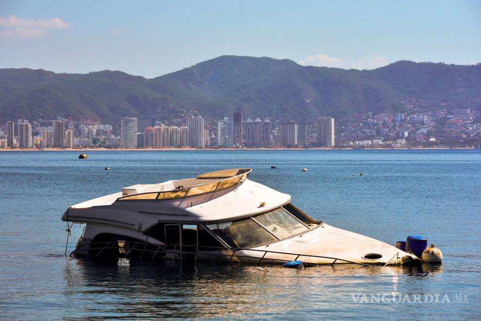 $!Luego de tres meses del paso del huracán Otis en el puerto de Acapulco, aún se observan restos de embarcaciones sobre el malecón y en playas.