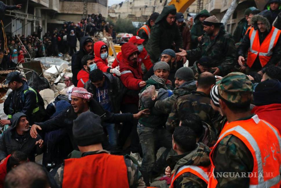 $!Trabajadores de la defensa civil y las fuerzas de seguridad cargan a una víctima del terremoto en Hama, Siria.