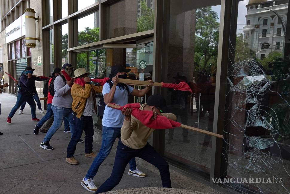 $!Integrantes de la Coordinadora Nacional de Trabajadores de la Educación rompiendo la entrada en la Torre del Bienestar durante su protesta rumbo al Zócalo.