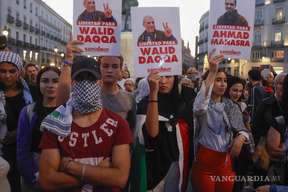$!Cientos de personas muestran su apoyo a Palestina en la Plaza del Sol de Madrid.