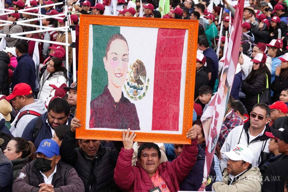 $!Simpatizantes de Morena asistieron al Zócalo capitalino al primer informe de Claudia Sheinbaum, presidenta constitucional de los Estados Unidos Mexicanos | Foto: Cuartoscuro