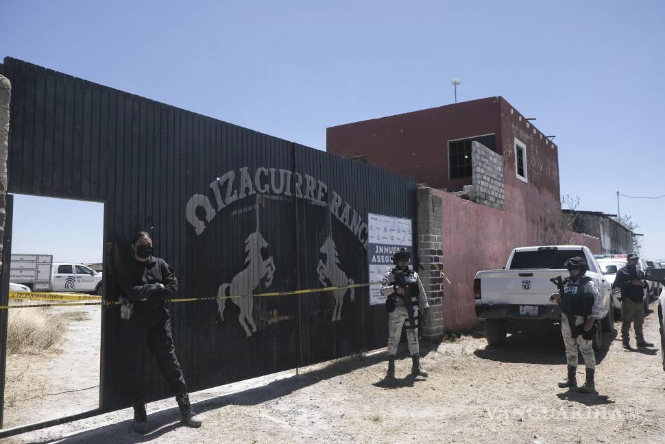 $!La policía monta guardia frente a la entrada del Rancho Izaguirre, donde se descubrieron restos óseos en Teuchitlán, Jalisco, México.