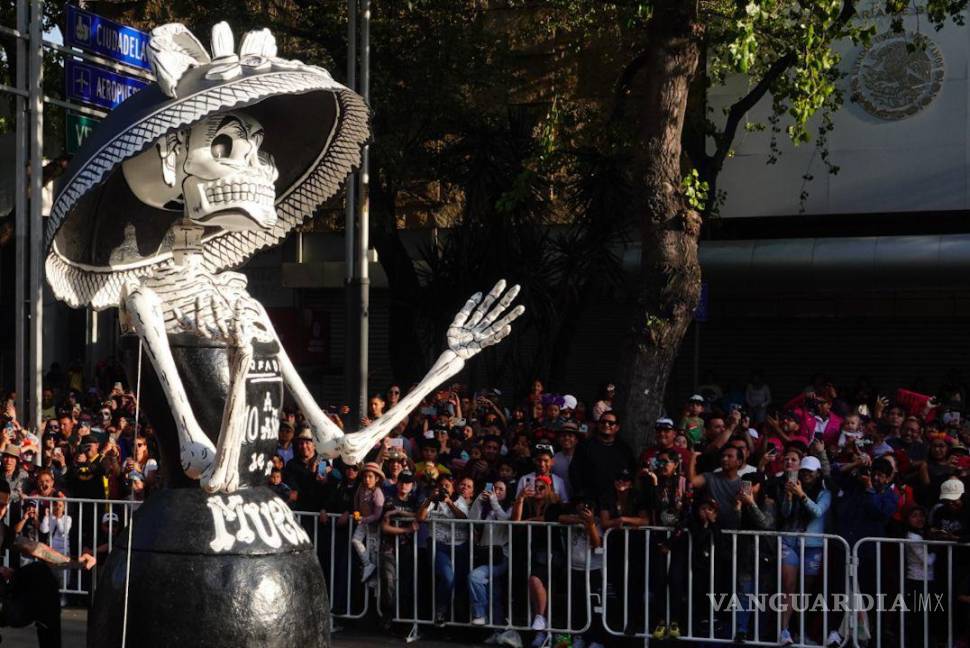 $!CIUDAD DE MÉXICO, 04NOVIEMBRE2023.- Se llevo acabo el Mega Desfile de día de Muertos. Dicha festividad comenzó de la Puerta de los Leones de Chapultepec y culminó en el Zócalo capitalino FOTO: ROGELIO MORALES /CUARTOSCURO.COM