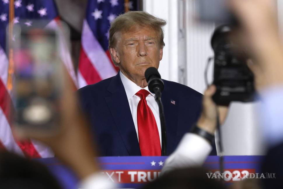 $!El expresidente de los Estados Unidos, Donald J. Trump, habla afuera del Trump National Golf Club, en Bedminster, Nueva Jersey.