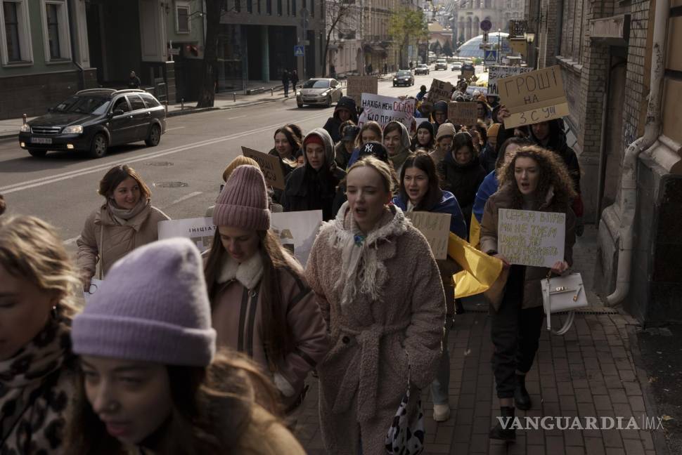$!Ucranianos marchan durante una manifestación en el centro de Kiev, Ucrania.