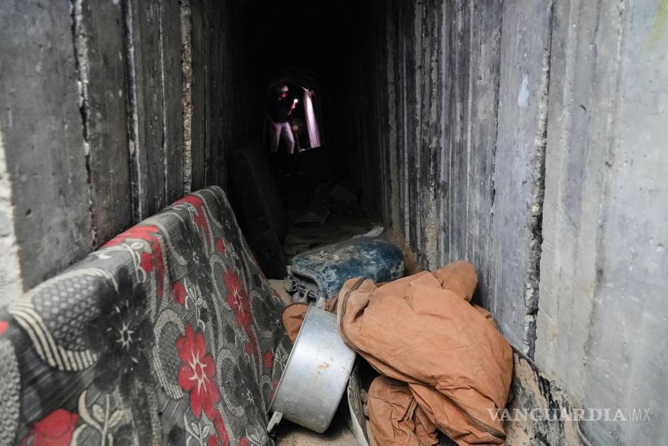 $!Colchones y una olla yacen en el suelo dentro de un túnel en Rafah, Franja de Gaza.