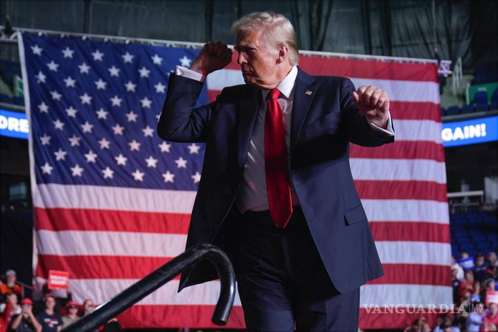 $!El candidato presidencial republicano y expresidente Donald Trump baila en un mitin de campaña en el First Horizon Coliseum.