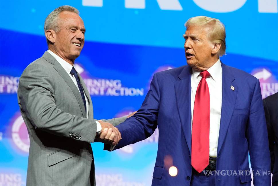 $!El candidato presidencial republicano Donald Trump, estrecha la mano de Robert F. Kennedy Jr. en un mitin de la campaña Turning Point Action en Duluth, Georgia.