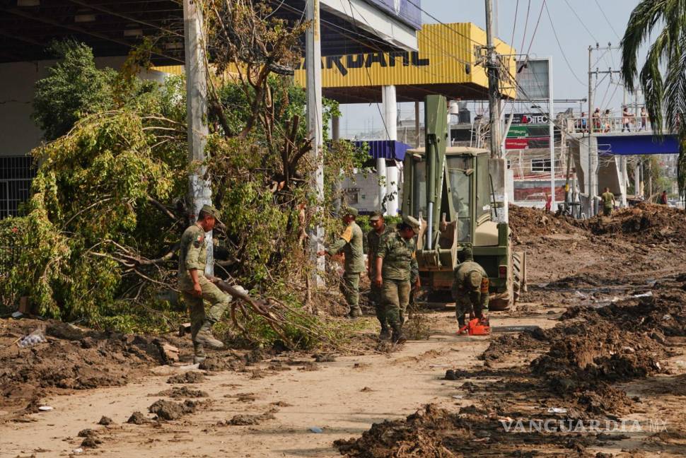 $!Soldados trabajan haciendo tareas de remoción de escombros en las calles de Acapulco, esto tras las severas afectaciones que dejó el aso del huracán Otis.| Foto: Cuartoscuro