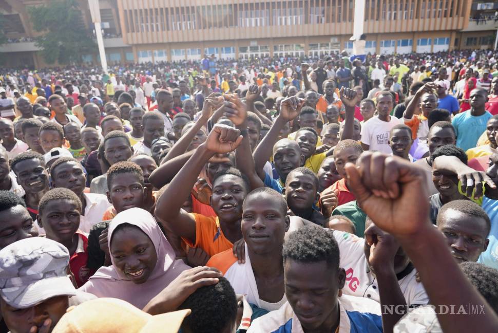 $!Los civiles protestaron ayer en medio de la búsqueda de una salida por parte de la comunidad africana.