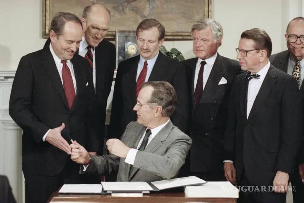 $!El expresidente George H. Bush después de que promulgó una ley de inmigración, el 29 de noviembre de 1990, en la Casa Blanca en Washington.
