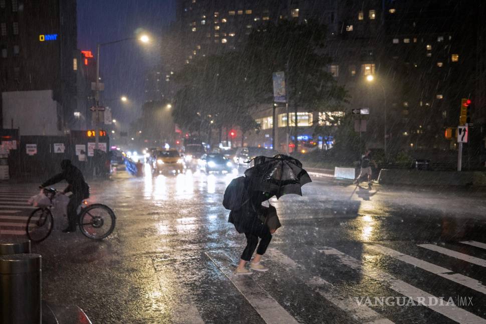 $!Los peatones se refugian cerca de Columbus Circle en Nueva York ya que los restos del huracán Ida se mantuvieron poderosos mientras se movían a lo largo de la costa este. AP/Craig Ruttle