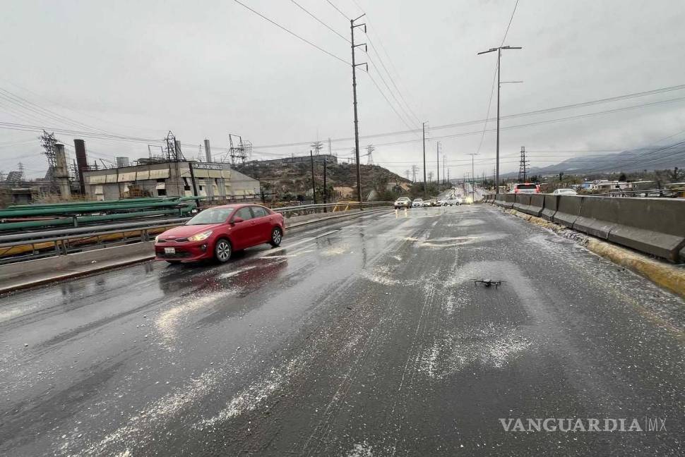 $!El alcalde Carlos Villarreal supervisa las medidas preventivas tras el accidente provocado por el pavimento congelado.