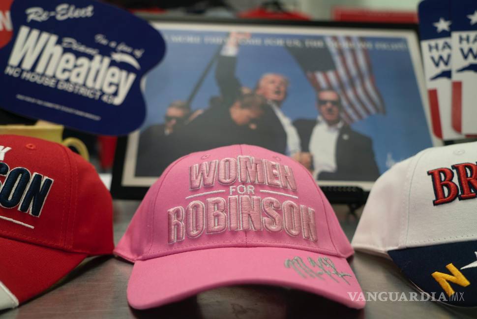 $!Una gorra con la leyenda “Mujeres por Robinson” frente a una foto de Donald Trump en un centro de recursos para candidatos republicanos en Fayetteville.