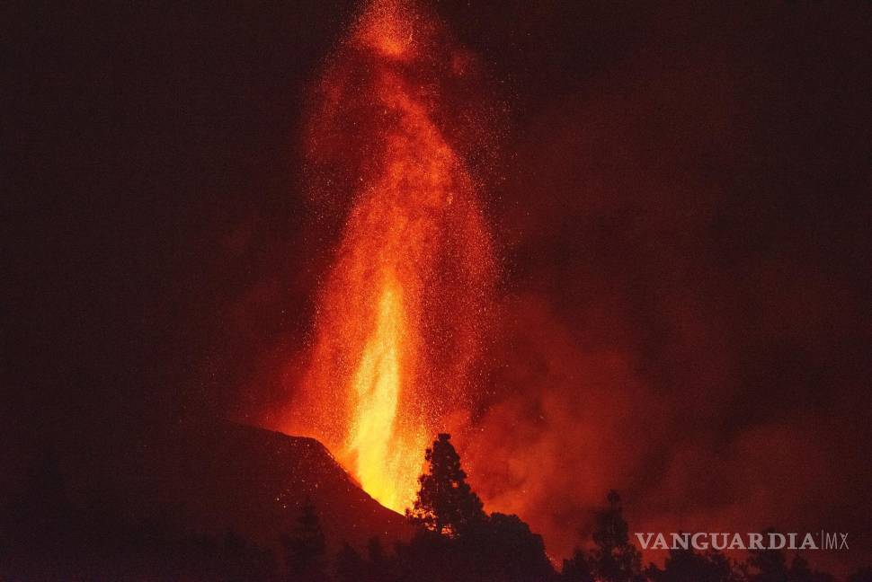 $!Imagen tomada en el municipio de El Paso del volcán de La Palma, que está a punto de completar su decimoquinto día de erupción, tras un derrumbe parcial en el cono principal al que han seguido emisiones más abundantes de lava. EFE/Carlos de Saá