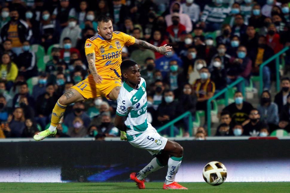 $!Nicolás López (i) de Tigres disputa el balón con Félix Torres (d) Santos, durante un juego de ida de los cuartos de final del Torneo Apertura 2021 de la Liga MX