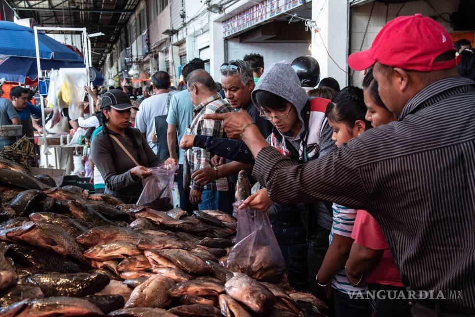 $!Consumidores no respetan a Susana Distancia y se aglomeran en mercados para comprar pescados y mariscos