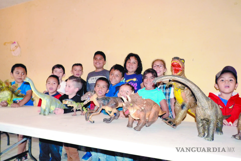 $!Comparten niños de la colonia Mirasierra de Saltillo su amor por los dinosaurios