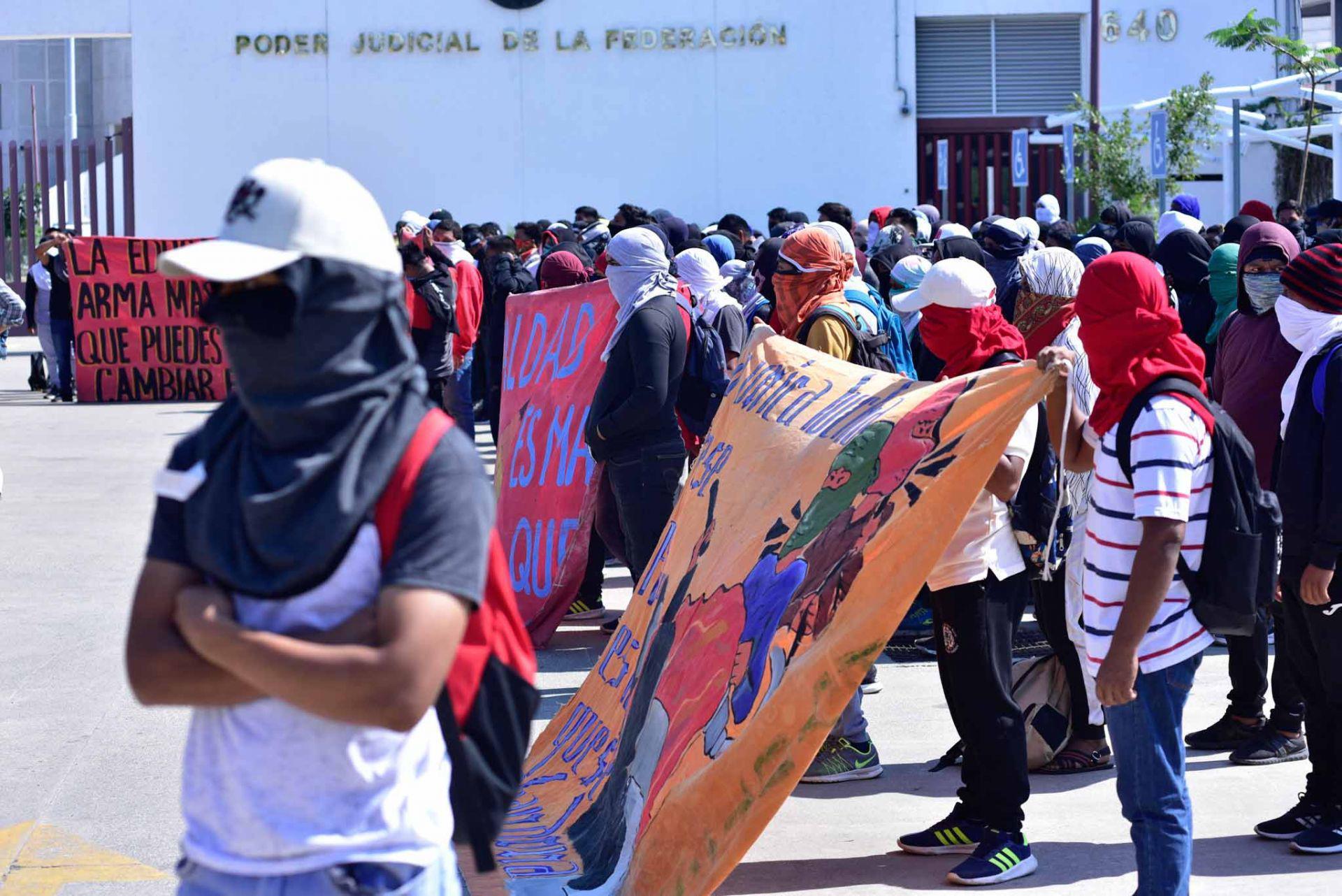 Inicia primera audiencia por asesinato de Yanqui Kothan; normalistas de Ayotzinapa exigen justicia. Noticias en tiempo real