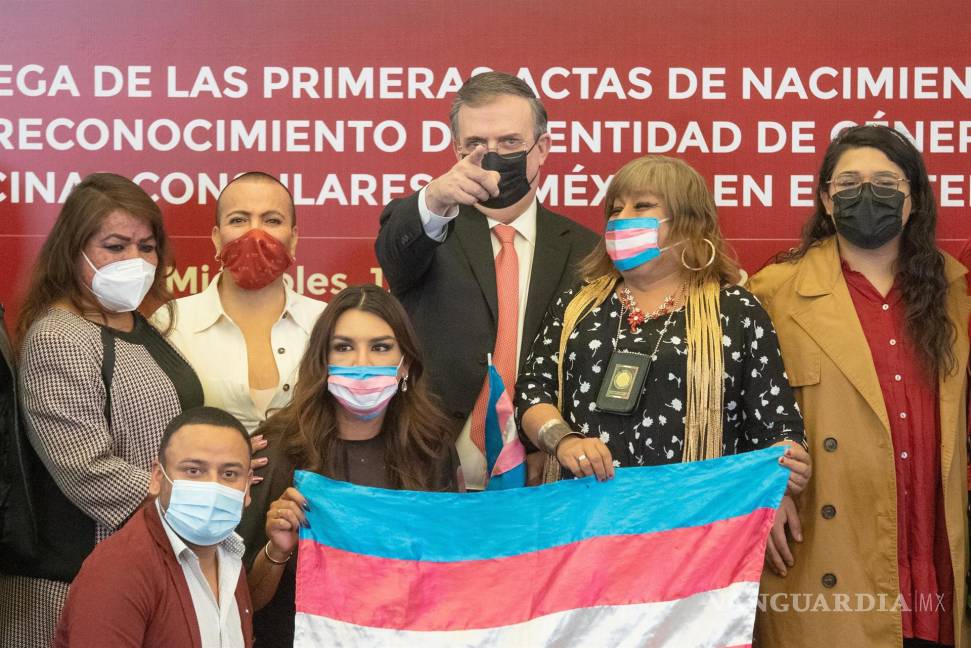 $!La diputada federal Salma Luévano y el canciller mexicano Marcelo Ebrard junto a activistas de la comunidad LGBT, durante la entrega de las primeras actas de nacimiento de identidad de género.