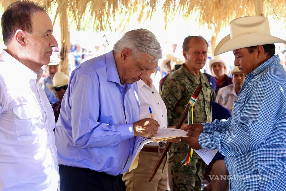 $!El presidente de México Andrés Manuel López Obrador (c) y el gobernador Tradicional de Vicam Pueblo, Joaquín Cota Buitimea.
