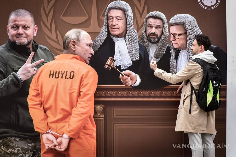 $!Mural que muestra al presidente ruso Vladímir Putin, siendo llevado como prisionero ante la Corte Internacional en Kiev, Ucrania.