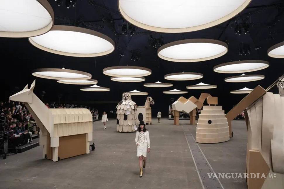 Roban las miradas obras monumentales de arte en la Semana de la Moda de París