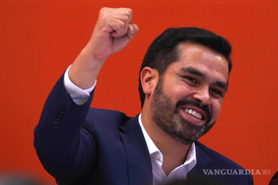 $!Jorge Álvarez Máynez saluda a sus seguidores tras ser nominado como candidato presidencial del partido Movimiento Ciudadano para las elecciones del 2 de junio.