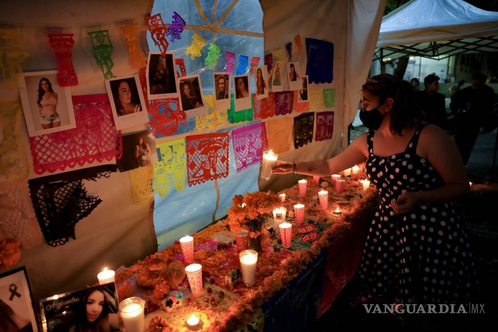 $!Integrantes de la comunidad LGBT realizan una ofrenda por el Día de Muertos en Ciudad de México. EFE/Carlos Ramírez