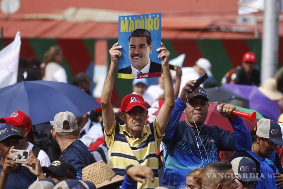 $!Un simpatizante sostiene un cartel con la imagen del presidente de Venezuela y aspirante a la reelección, Nicolás Maduro en Caracas, Venezuela.
