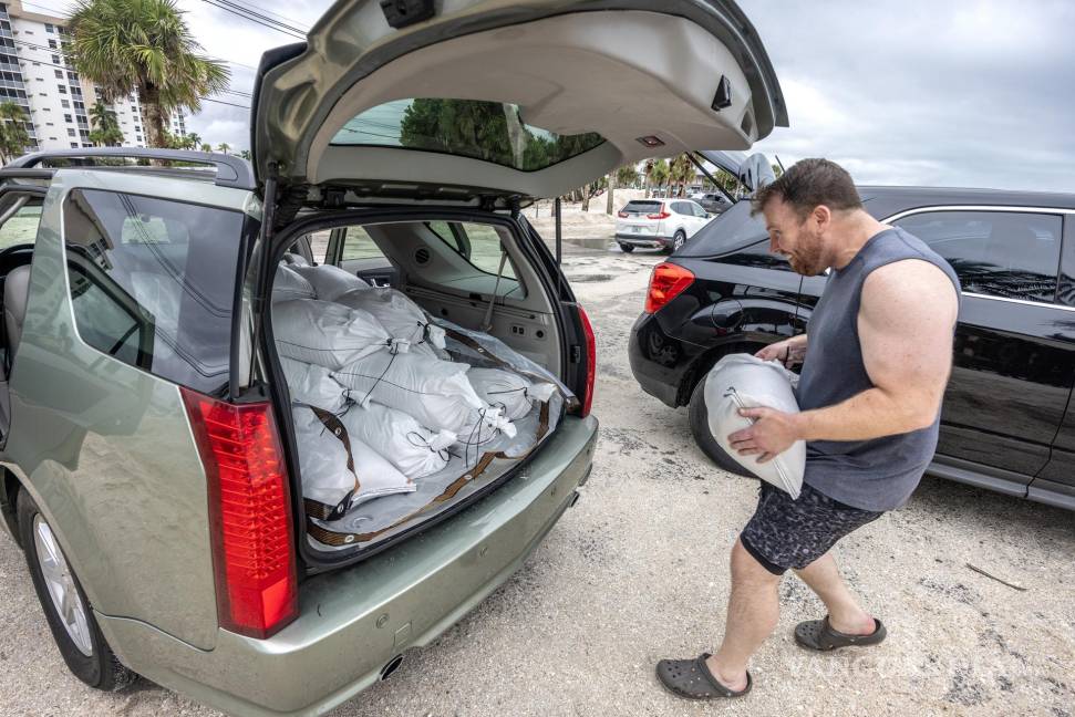 $!Los residentes de Bonita Beach están recolectando bolsas de arena mientras la ciudad se prepara para el huracán Milton en Bonita Beach, Florida.