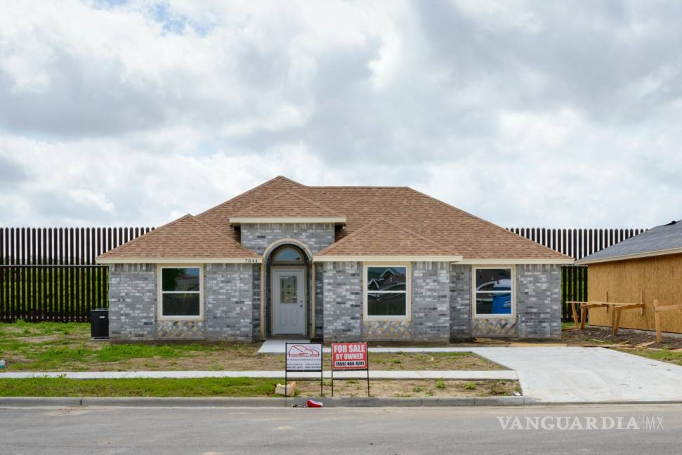 $!Una casa nueva a la venta a lo largo de una valla fronteriza en Brownsville, Texas.