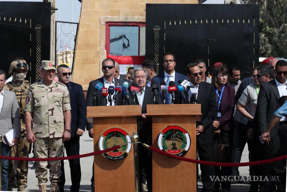 $!El Secretario General de la ONU, Antonio Guterres (C), da una conferencia de prensa en la puerta fronteriza de Rafah, entre Egipto y Gaza, en Rafah.