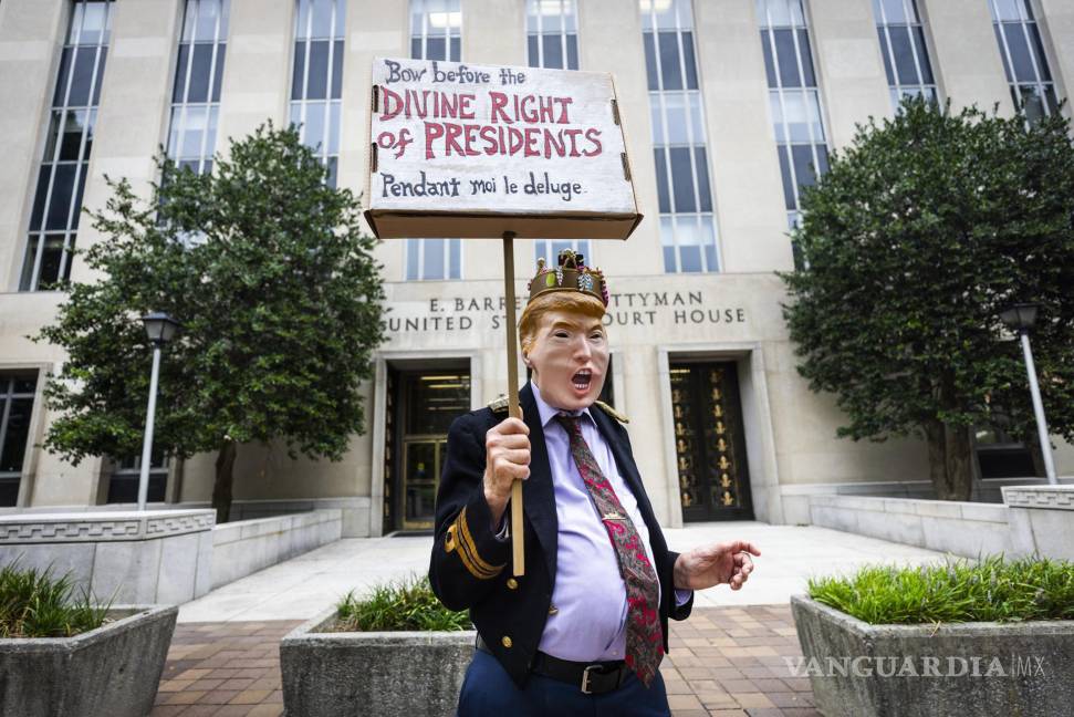 $!Un manifestante espera a que Todd Blanche y John Lauro, abogados de Donald Trump, regresen al tribunal federal de DC en Washington.