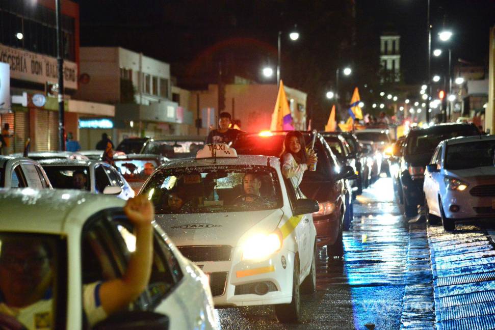 $!Saltillo saca las garras: aficionados de Tigres celebran en la Alameda