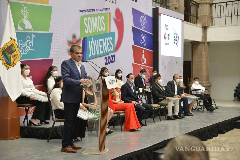 $!Riquelme entrega reconocimiento a los ganadores del Premio Estatal “Somos Jóvenes 2021”