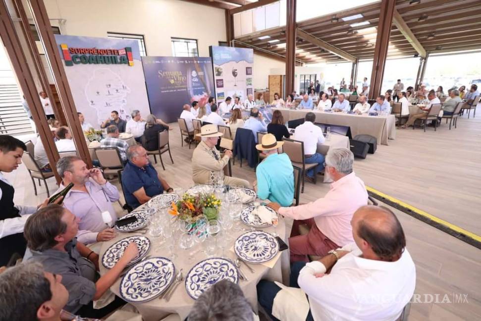 $!Autoridades y productores de vino acudieron a este evento en General Cepeda.
