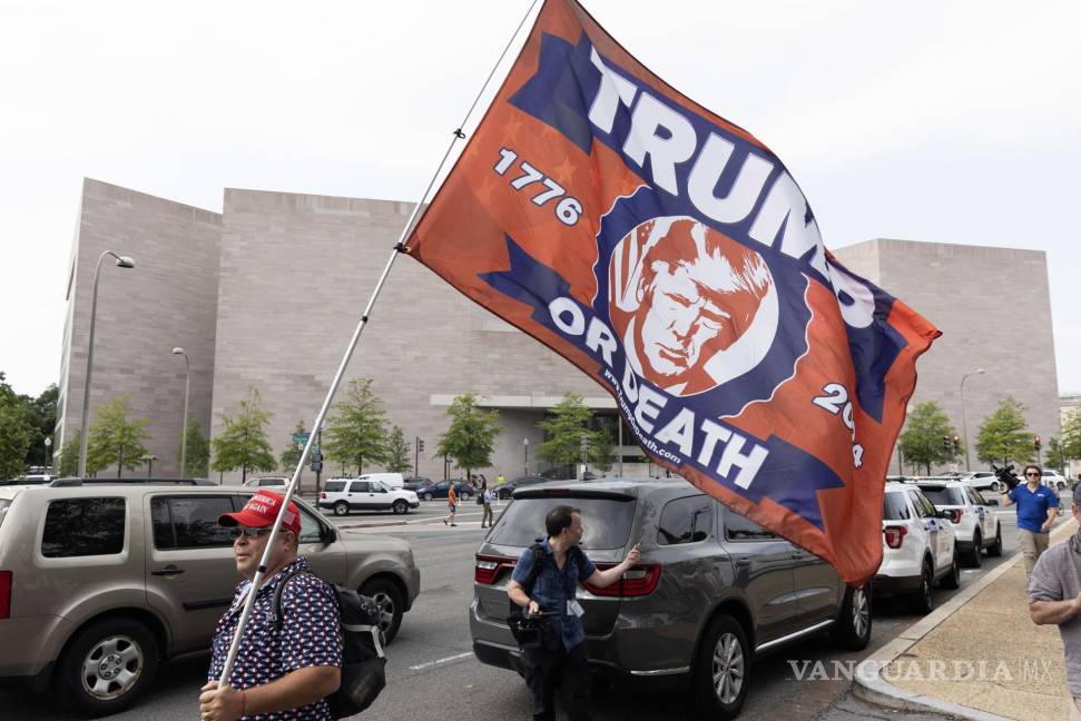 $!Un partidario de Donald Trump, lleva una bandera que dice “Trump o la muerte” fuera del Palacio de Justicia de los Estados Unidos en Washington.