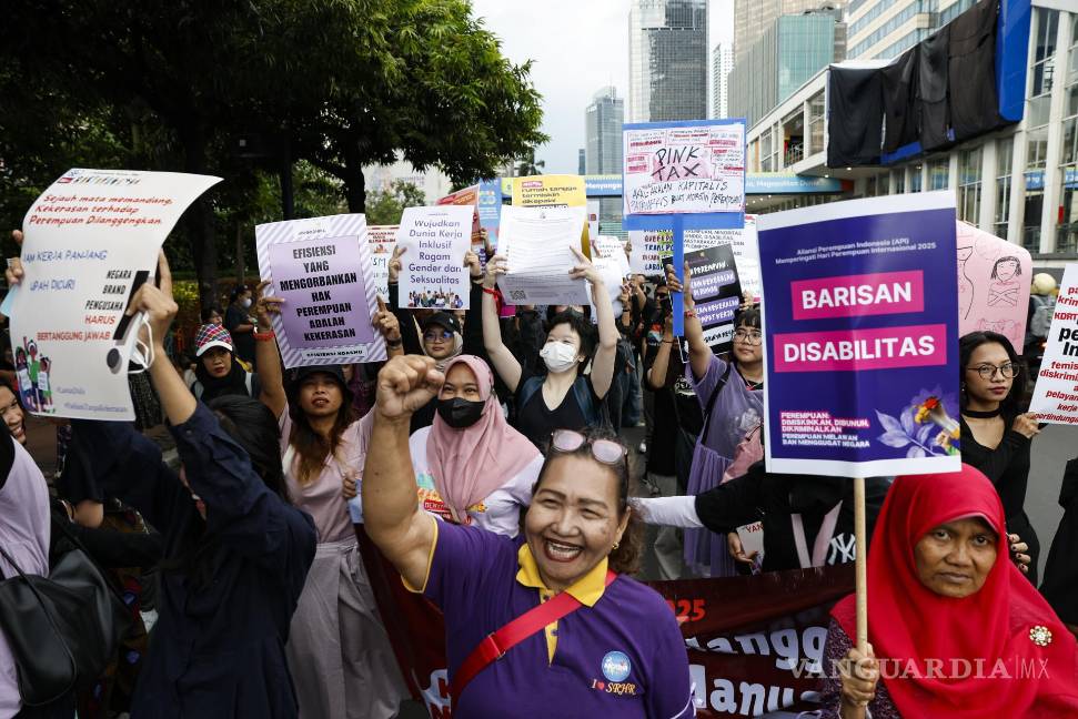 $!Mujeres participan en una marcha por el Día Internacional de la Mujer en Yakarta, Indonesia