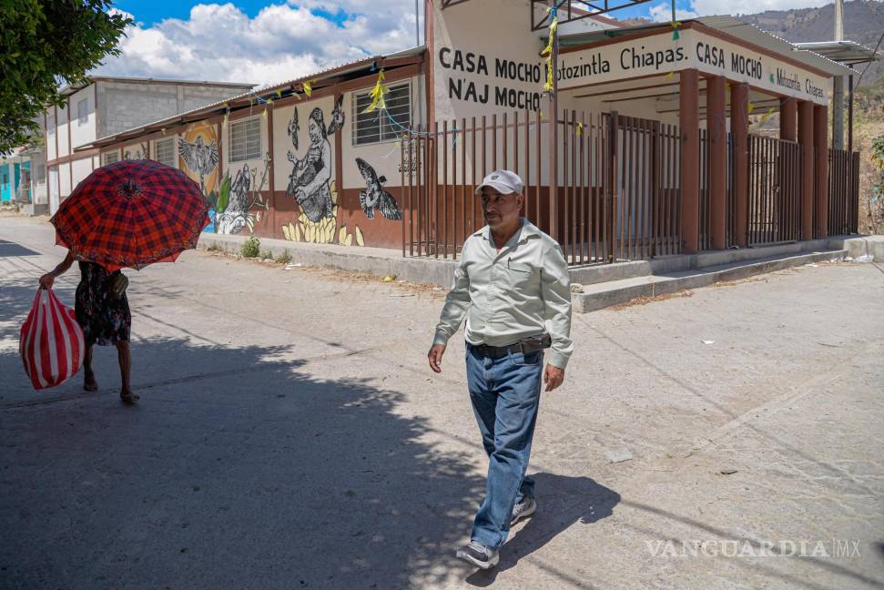 $!Víctor Manuel Juárez Jiménez, maestro de la lengua indígena mocho, camina por una calle en el municipio de Motozintla, estado de Chiapas. EFE/Carlos López