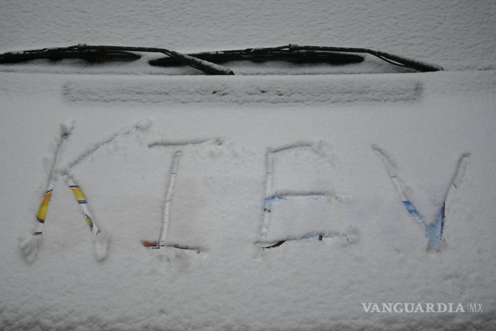 $!Vista de un parabrisas de un coche con la palabra Kiev escrita sobre la nieve. EFE/Ignacio Ortega