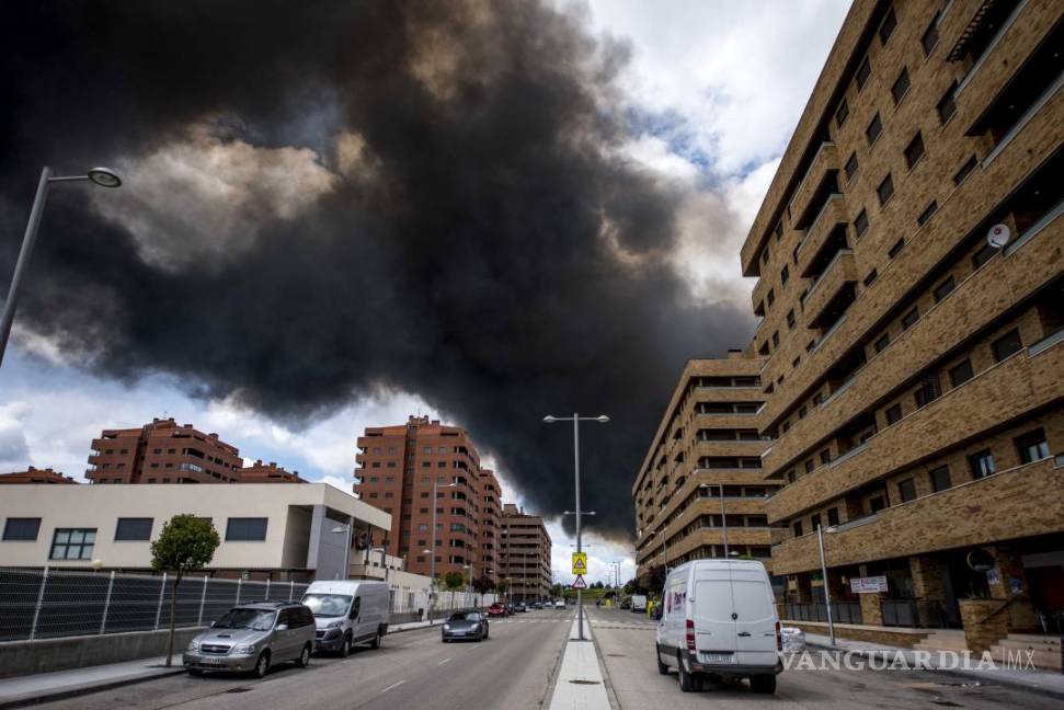 $!Desalojan a 9 mil por incendio en depósito de llantas cerca a Madrid