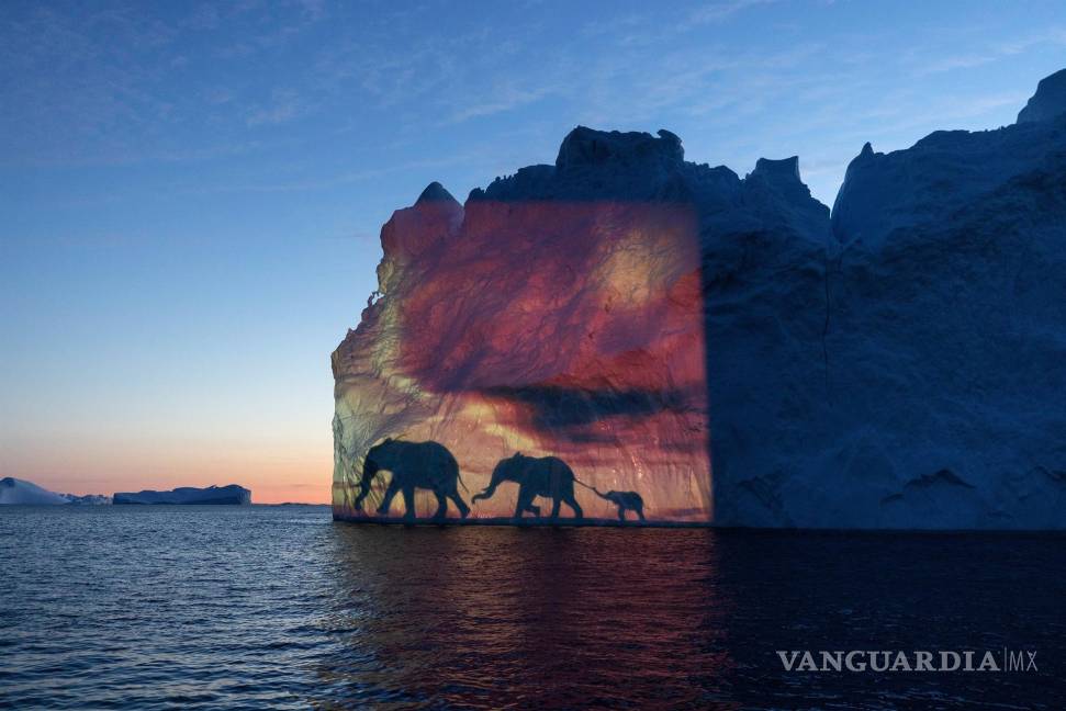 $!Imagen facilitada por Light Art Expeditions muestra un iceberg iluminado como parte de un proyecto del artista de la luz suizo Gerry Hofstetter como monumentos temporales al cambio climático, en el Ártico, en la costa oeste de Groenlandia. Hofstetter creo 13 imágenes para la Cumbre del Clima de la ONU COP26, que durará 13 días a partir del 31 de octubre de 2021. EFE/EPA/Frank Schwarbzbach/Light Art Expeditions