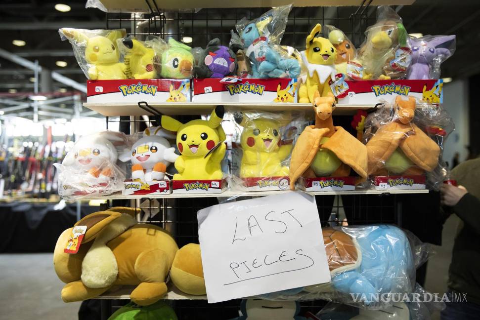 $!Las muñecas Pokémon se ofrecen en un stand en la convención ‘Fantasy Basel - The Swiss Comic Con 2021’ en Basilea, Suiza. EFE/EPA/Peter Klaunzer