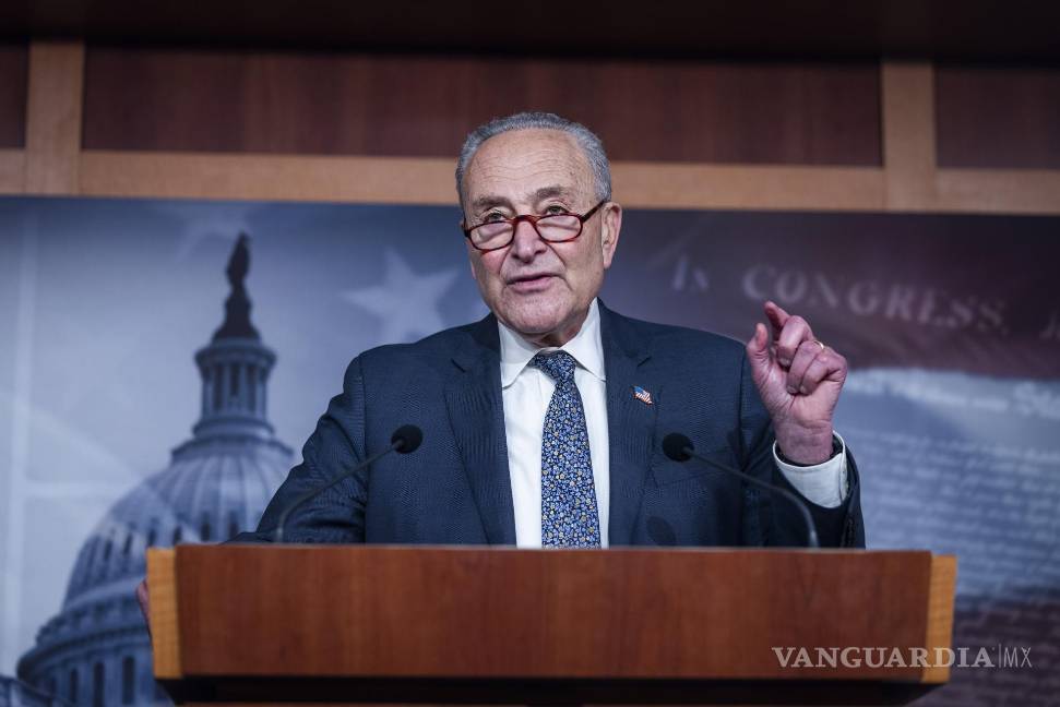 $!El líder de la minoría demócrata en el Senado, Chuck Schumer, habla con la prensa tras la aprobación del llamado “proyecto de ley grande y hermoso” en Washington.